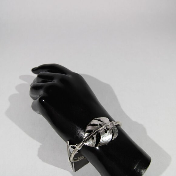 NWT J Jill Silver Tone Leaf Cuff Bracelet - Picture 6 of 6